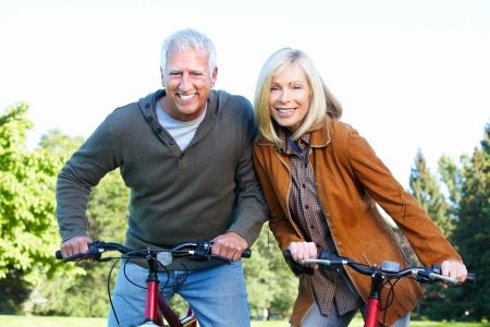 couple-on-bikes